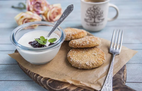 Kwark pannenkoeken, kaastaart voor ontbijt met bessen en zure room — Stockfoto