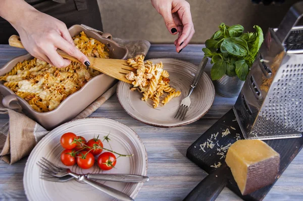 Итальянская паста с соусом, сыром, помидорами и базиликом — стоковое фото