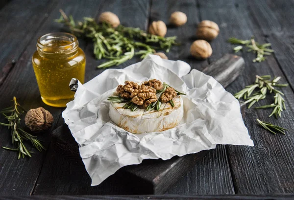 Formaggio morbido con miele, noci e rosmarino . — Foto Stock