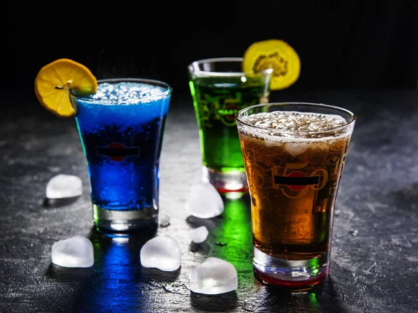Red, blue and green cocktails with ice and mint. — Stock Photo, Image