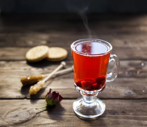 Çilek ile sıcak kırmızı çay