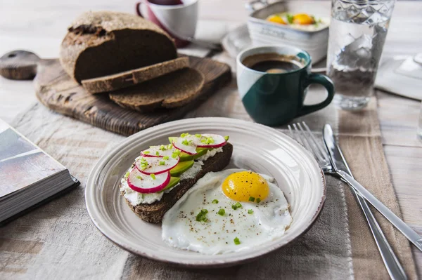 Yumurta, ev yapımı ekmek ve kahve masada Kahvaltı.