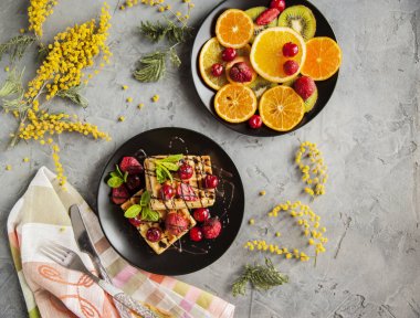 Meyve, çilek ve çikolata kahvaltı için Viyana gözleme.