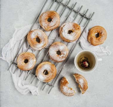 Süzme peynirli çörek çay ile pudra şekeri serpilir.