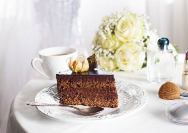 Sabah çay düğün gününde bir çikolatalı kek ile.