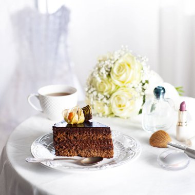 Sabah çay düğün gününde bir çikolatalı kek ile.