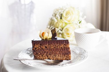 Sabah çay düğün gününde bir çikolatalı kek ile.