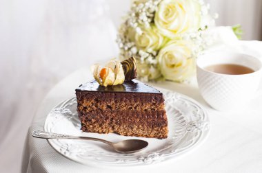 Sabah çay düğün gününde bir çikolatalı kek ile.
