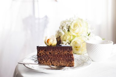Sabah çay düğün gününde bir çikolatalı kek ile.