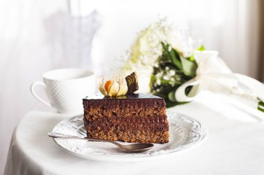 Sabah çay düğün gününde bir çikolatalı kek ile.