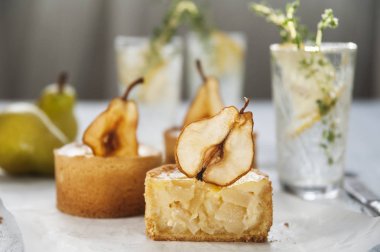 Armut ve limonata tablo ile yaz tart.