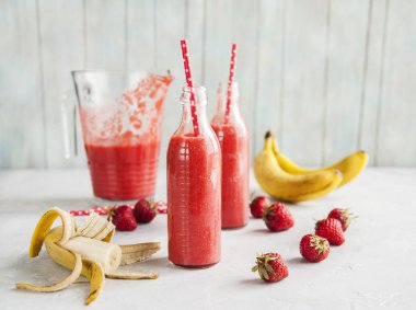 Çilek ve muz smoothies.