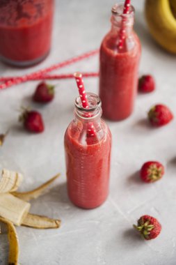 Çilek ve muz smoothies.