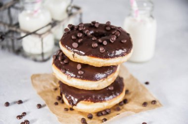 Çörek çikolata sır ve bir şişe süt ile yığını.