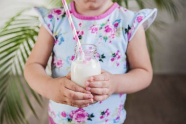 Bir şişe süt bir çocuğun elinde.
