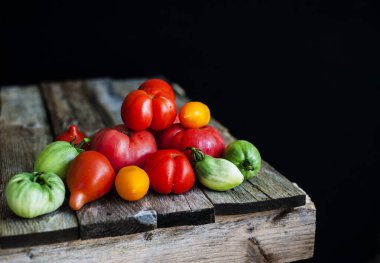 Çeşitli kırmızı, yeşil ve sarı domates.