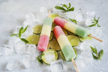 Çok renkli dondurma, kireç ve buz.