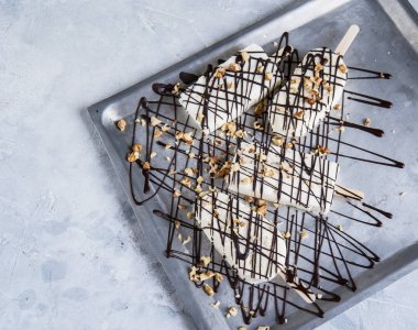 Çikolata ve fındık ile kremalı dondurma.