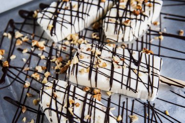 Çikolata ve fındık ile kremalı dondurma.