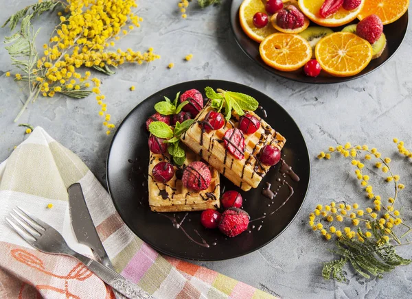 Gofres vieneses con frutas, bayas y chocolate para el desayuno . — Foto de Stock