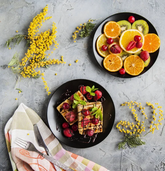 Gofres vieneses con frutas, bayas y chocolate para el desayuno . — Foto de Stock