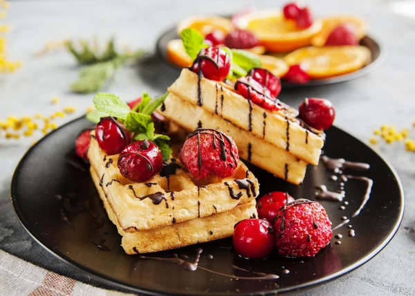 Gofres vieneses con frutas, bayas y chocolate para el desayuno . — Foto de Stock