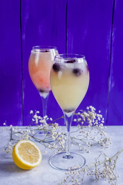 Летний лимонад со льдом и ягодами . — стоковое фото