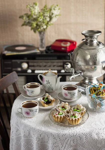 Nostalgie. der ussr. Tee mit Kuchen und Süßigkeiten. — Stockfoto