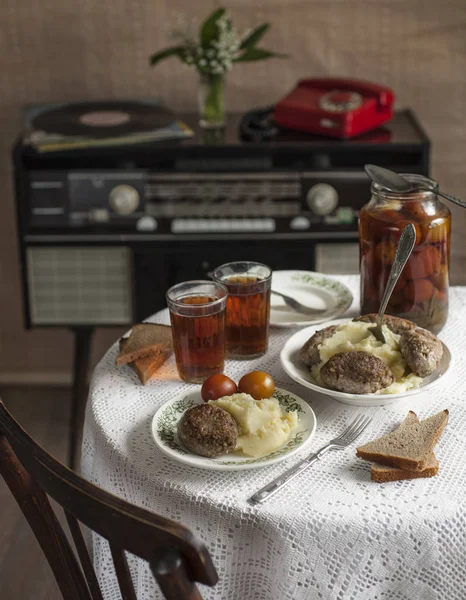 Nostalji. SSCB. Patates, pirzola, tuzlu domates ve çay.
