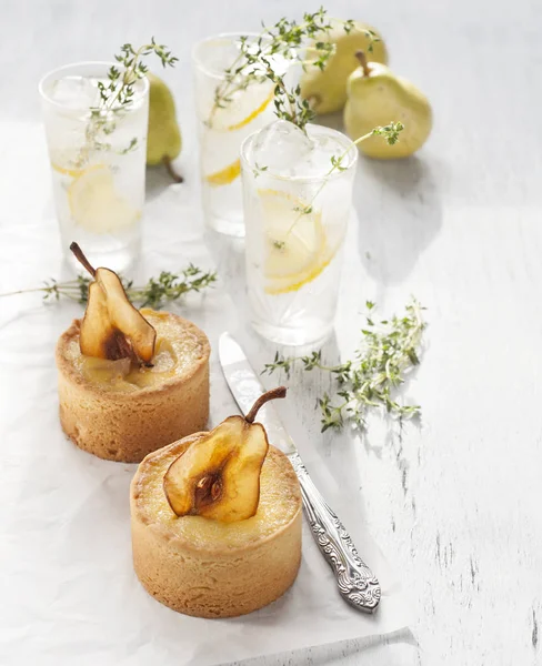 Zomer taart met peren en limonade op tafel. — Stockfoto