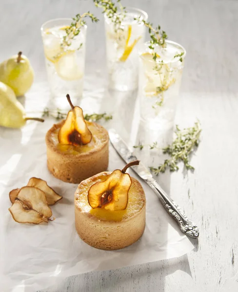 Zomer taart met peren en limonade op tafel. — Stockfoto