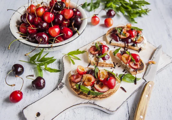 Tostadas con cerezas de requesón y menta . — Foto de Stock