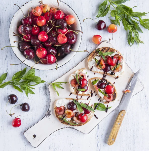 Tostadas con cerezas de requesón y menta . — Foto de Stock