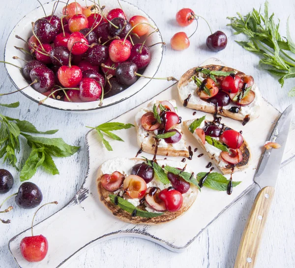 Tostadas con cerezas de requesón y menta . — Foto de Stock