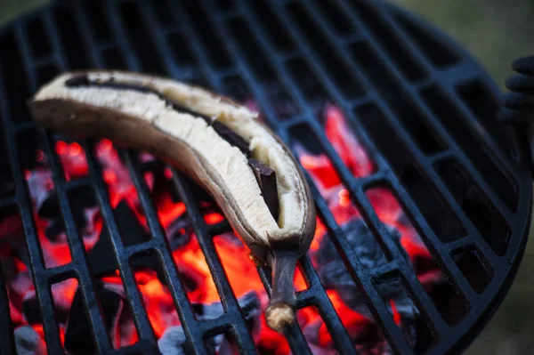 Processen att göra en banan på grillen. — Stockfoto