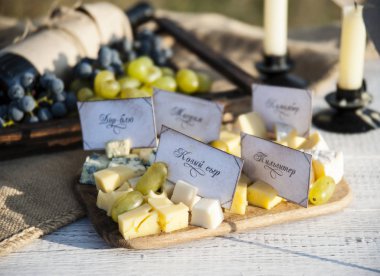 Doğada romantik piknik.