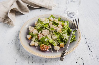 Sezar salatası tavuk, peynir ve kruton.