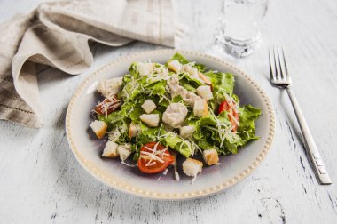 Sezar salatası tavuk, peynir ve kruton.