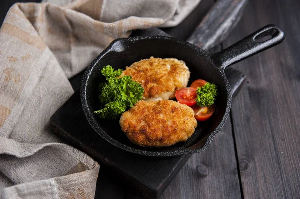 Zelfgemaakte rustieke kip schnitzels in een koekenpan. — Stockfoto