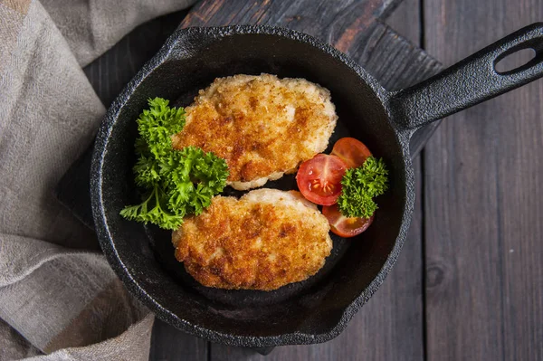 Costeletas de frango rústicas caseiras em uma frigideira . — Fotografia de Stock