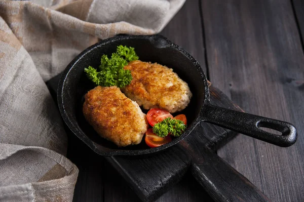 Zelfgemaakte rustieke kip schnitzels in een koekenpan. — Stockfoto