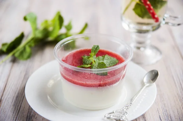 Panna cotta z truskawkami i mięty lemoniady. — Zdjęcie stockowe