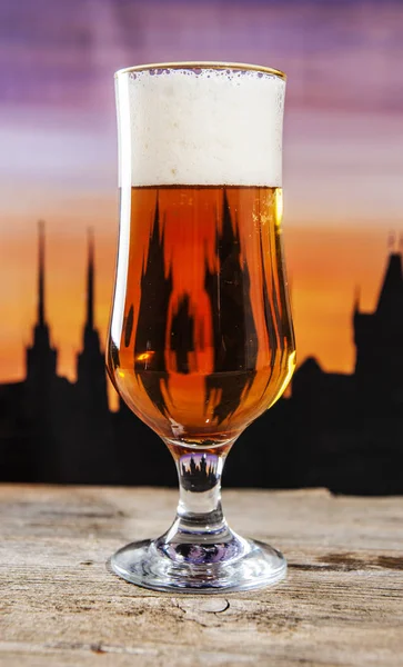 Prag'da günbatımı bir arka plan üzerinde çek hafif bira.