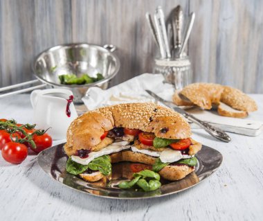 Tavuk, peynir, domates, ıspanak ve meyve soslu sandviç.