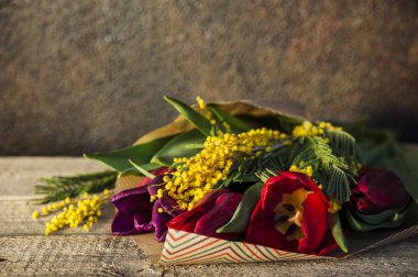 Buket laleler ve Mimoza kraft kağıt.