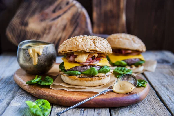Burger sığır eti, peynir, sos ve ıspanak.