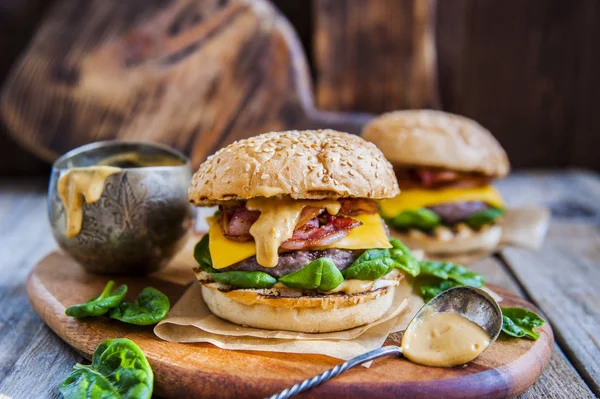 Burger sığır eti, peynir, sos ve ıspanak.