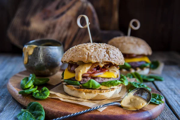 Burger sığır eti, peynir, sos ve ıspanak.