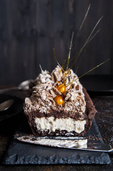 Beze ve fındık ile Çikolatalı tart.