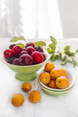 Taze Erik ve kayısı sabah Vintage masada